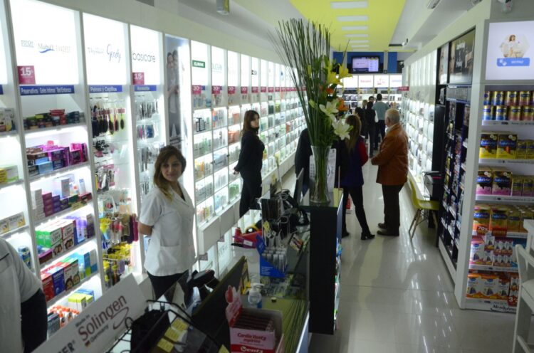 La población podrá testearse y hasta vacunarse en farmacias y laboratorios privados