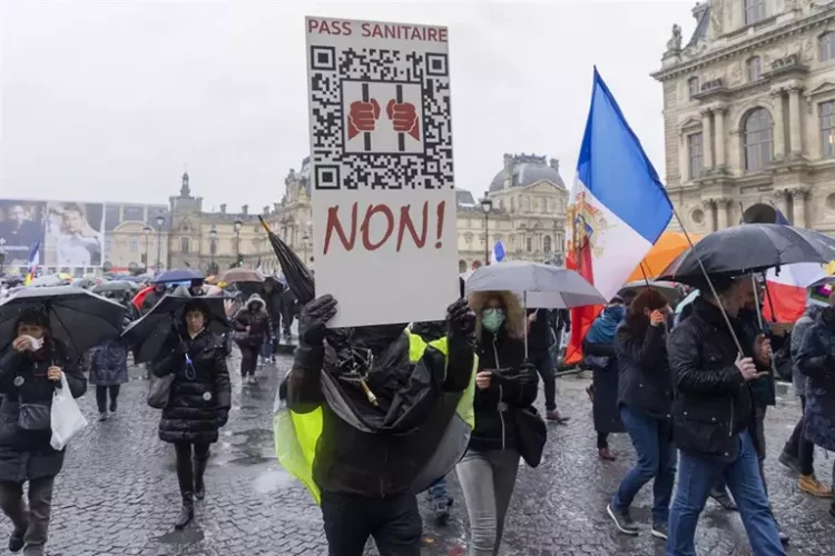 Las protestas contra el pasaporte de vacunación recobran fuerza en Francia