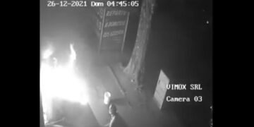 Una mujer prendió fuego a un indigente mientras dormía en la calle