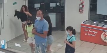 Se quitó el vestido y lo usó de barbijo