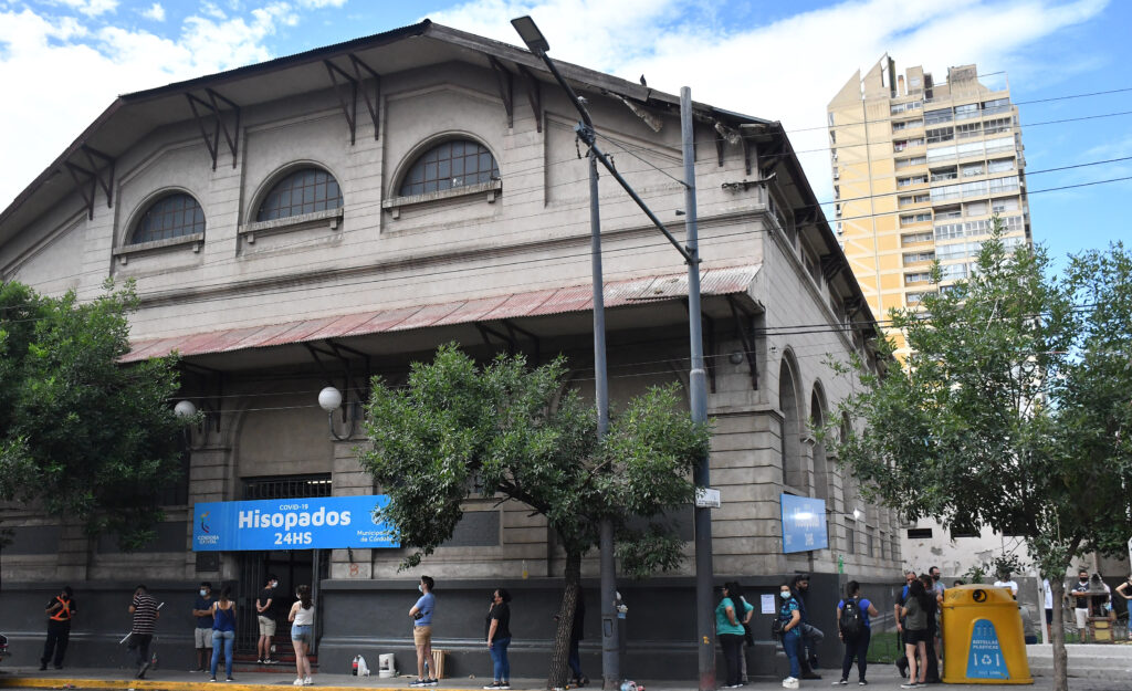 Un colectivo atropelló a una mujer que esperaba en una fila para hisoparse