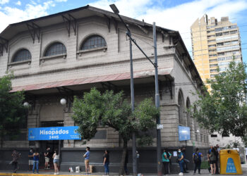 Un colectivo atropelló a una mujer que esperaba en una fila para hisoparse