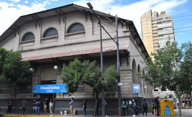 Un colectivo atropelló a una mujer que esperaba en una fila para hisoparse