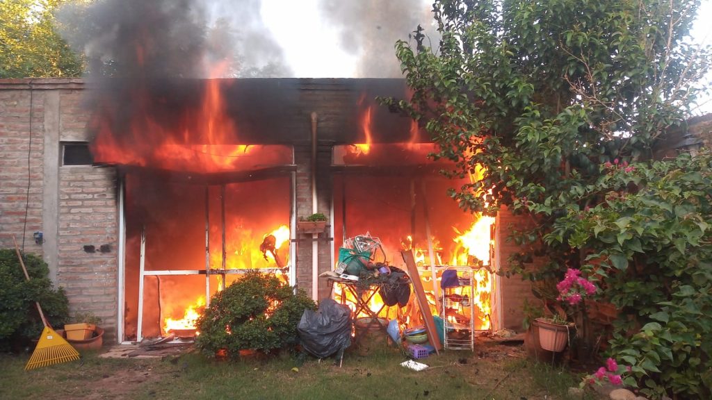 Un incendio devastador en una vivienda afectó a diez personas en el Cerro de las Rosas