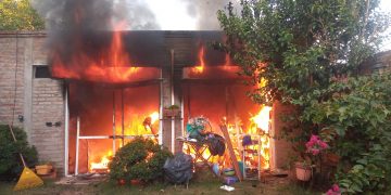 Un incendio devastador en una vivienda afectó a diez personas en el Cerro de las Rosas