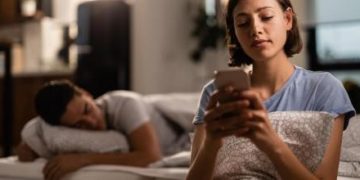 Cobra por coquetear con mujeres a través de las redes sociales para probar si son infieles