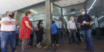 Docentes y policías jubilados fueron los más perjudicados por la inflación en 2021