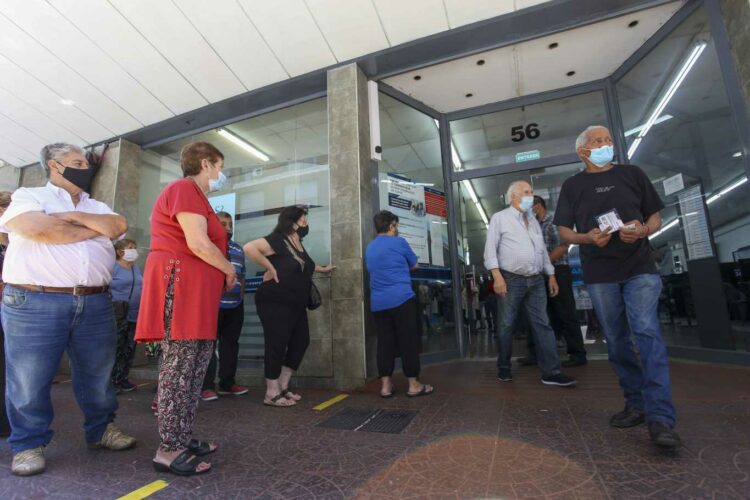 Docentes y policías jubilados fueron los más perjudicados por la inflación en 2021