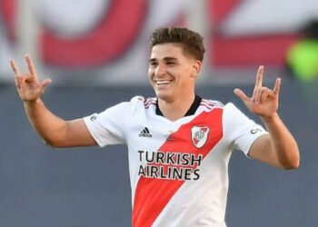 El cordobés Julián Álvarez fue elegido como el mejor futbolista de América