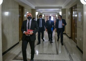 Guzmán recibe a los gobernadores oficialistas para analizar las negociaciones con el FMI