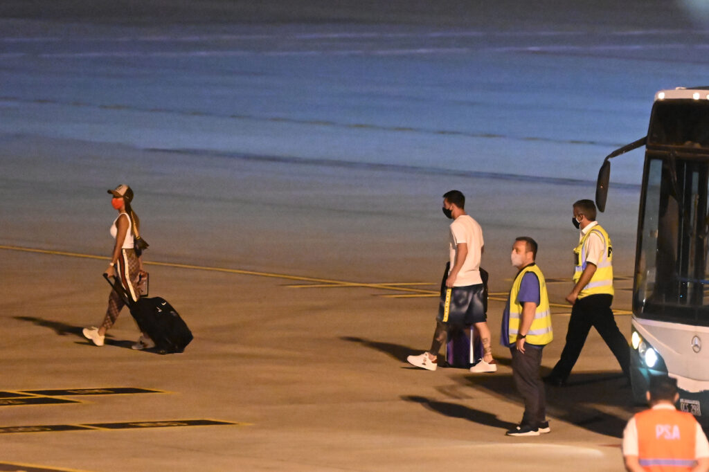 Tras dar negativo en pruebas PCR, Messi regresa a París junto a su familia