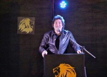 Milei sorteó su sueldo y se lo ganó un kirchnerista