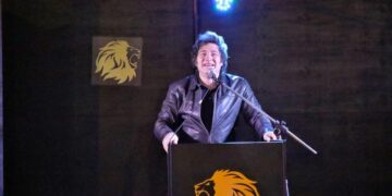 Milei sorteó su sueldo y se lo ganó un kirchnerista