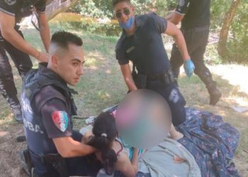 Dos policías asistieron un parto a orillas del Río Suquía