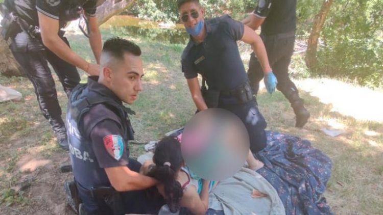 Dos policías asistieron un parto a orillas del Río Suquía