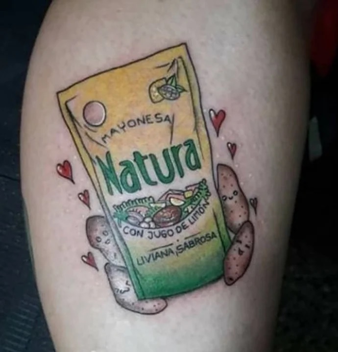 Una fanática de la mayonesa “Natura” se tatuó el envase falsificado prohibido por la Anmat