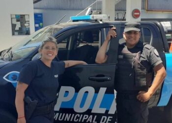 Dos policías salvaron la vida de una beba que se ahogaba con maniobras RCP