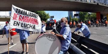 Despedidos de Garbarino protestan con cortes de tránsito por el pago de salarios