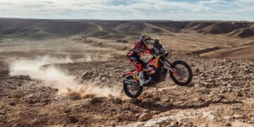 Kevin Benavides quedó tercero en motos en la general