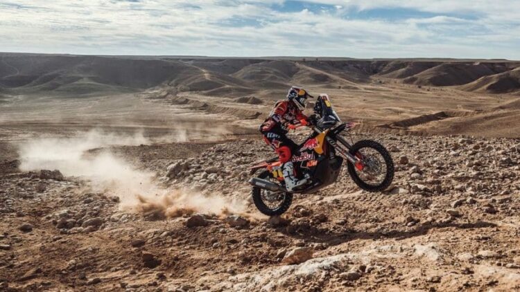 Kevin Benavides quedó tercero en motos en la general