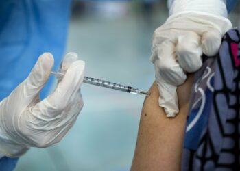 Evalúan reducir el aislamiento para quienes tengan colocada la dosis de refuerzo