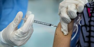 Evalúan reducir el aislamiento para quienes tengan colocada la dosis de refuerzo