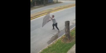 Frenó a dos motochorros tirándoles la reja de su local