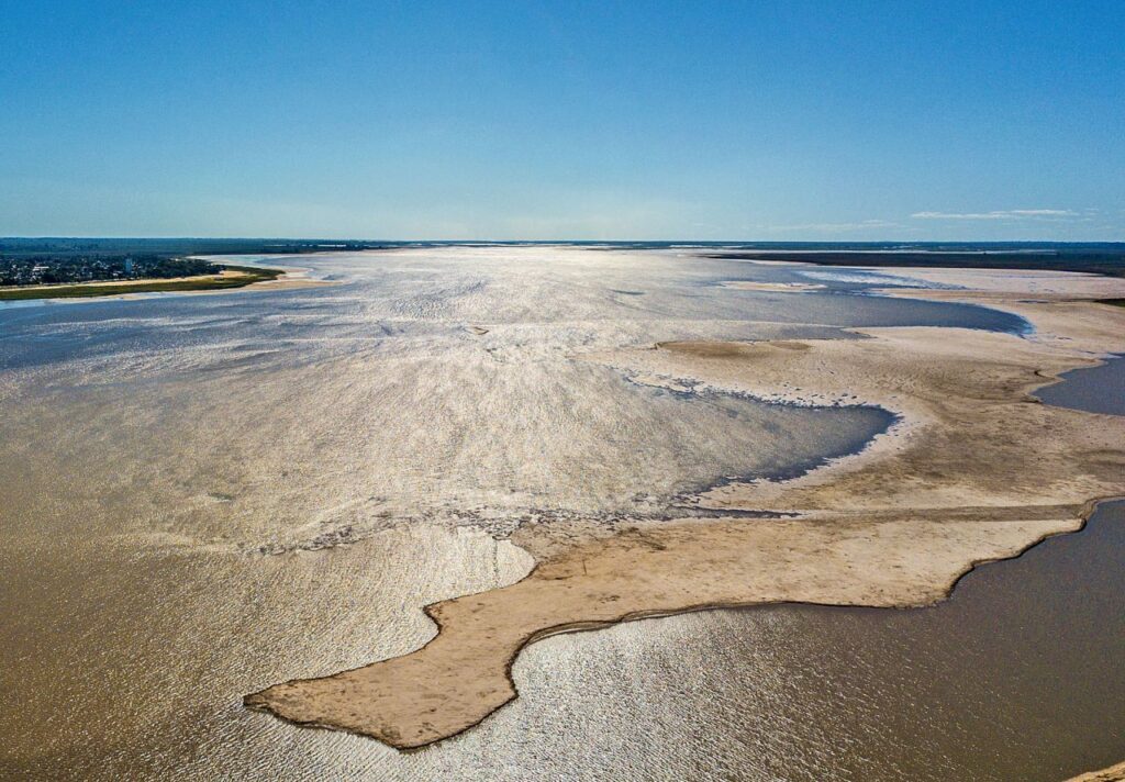Bajante extraordinaria del río Paraná
