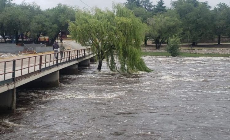 Viento, lluvia y granizo generan complicaciones en diferentes puntos de la provincia