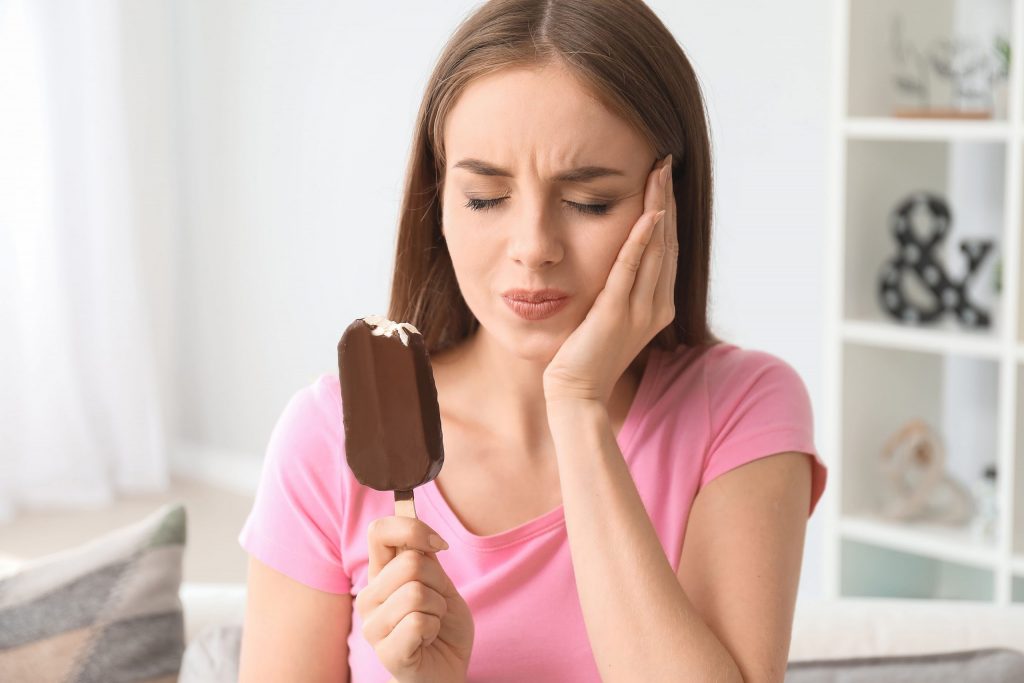 ¿Qué es lo que hace que los dientes sean sensibles al frío?