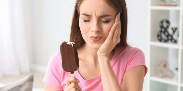 ¿Qué es lo que hace que los dientes sean sensibles al frío?