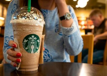 Una cadena internacional de cafetería exigirá la vacunación a sus empleados