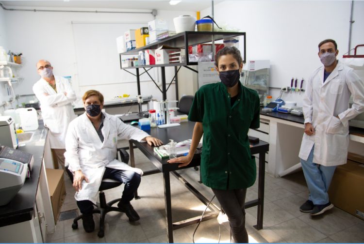 Olinda Briski, Martin Federico Allegroni, Daniel Salamone y Rafaél Fernández, integran junto a Laura Ratner el equipo del Laboratorio de Biotecnología, Fuente: Télam