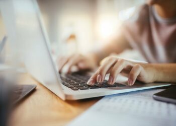 Para ahorrar energía, establecen dos días de teletrabajo en la administración pública