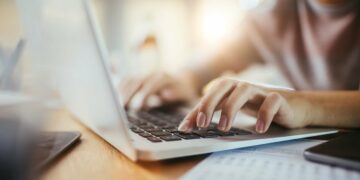 Para ahorrar energía, establecen dos días de teletrabajo en la administración pública