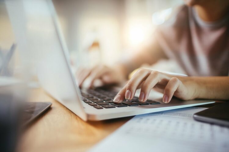 Para ahorrar energía, establecen dos días de teletrabajo en la administración pública