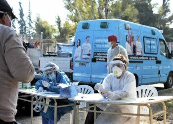 Se realizan operativos de testeo y vacunación en barrios de la capital