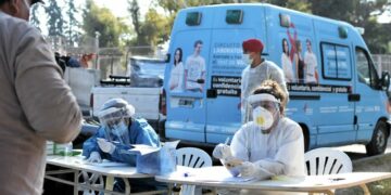 Se realizan operativos de testeo y vacunación en barrios de la capital