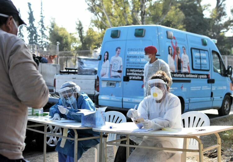 Se realizan operativos de testeo y vacunación en barrios de la capital