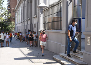 Córdoba descarta el aislamiento para contactos estrechos vacunados y asintomáticos