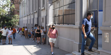 Córdoba descarta el aislamiento para contactos estrechos vacunados y asintomáticos