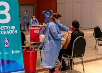 Reducen a 4 meses el intervalo para el refuerzo