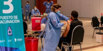 Reducen a 4 meses el intervalo para el refuerzo