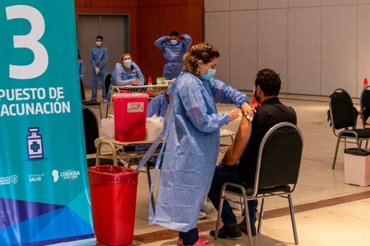 Reducen a 4 meses el intervalo para el refuerzo