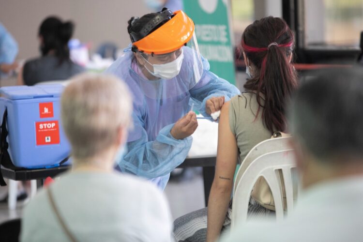 Reducen a cuatro meses el intervalo mínimo para inocularse con dosis de refuerzo