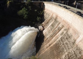 Al aguarde de nuevas crecidas, abrieron las válvulas del Dique San Roque