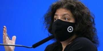 Vizzotti aseguró que se espera que los casos de Ómicrón «empiecen a bajar más rápido»