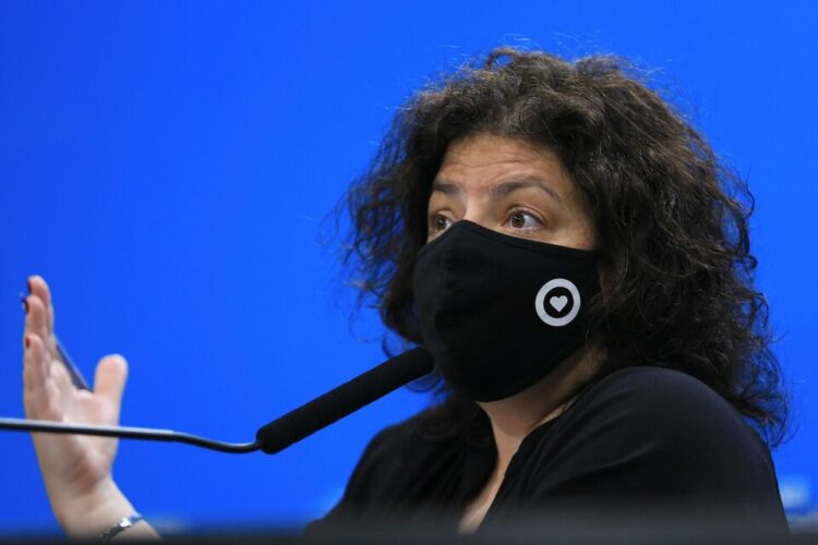 Vizzotti aseguró que se espera que los casos de Ómicrón "empiecen a bajar más rápido"