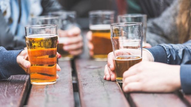 El mito de que el alcohol es relajante y el porqué de esa idea errónea