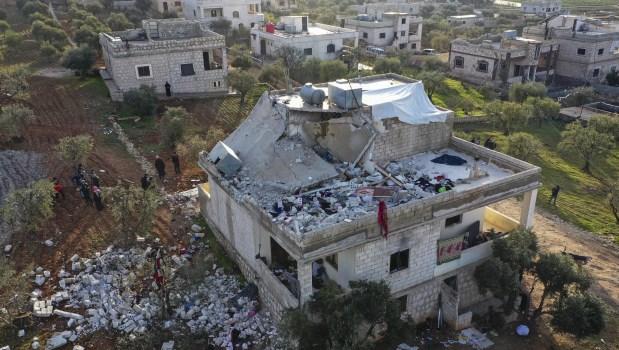 Edificio dañado en Atmeh, después del operativo de las fuerzas especiales estadounidenses. Fuente: BBC.